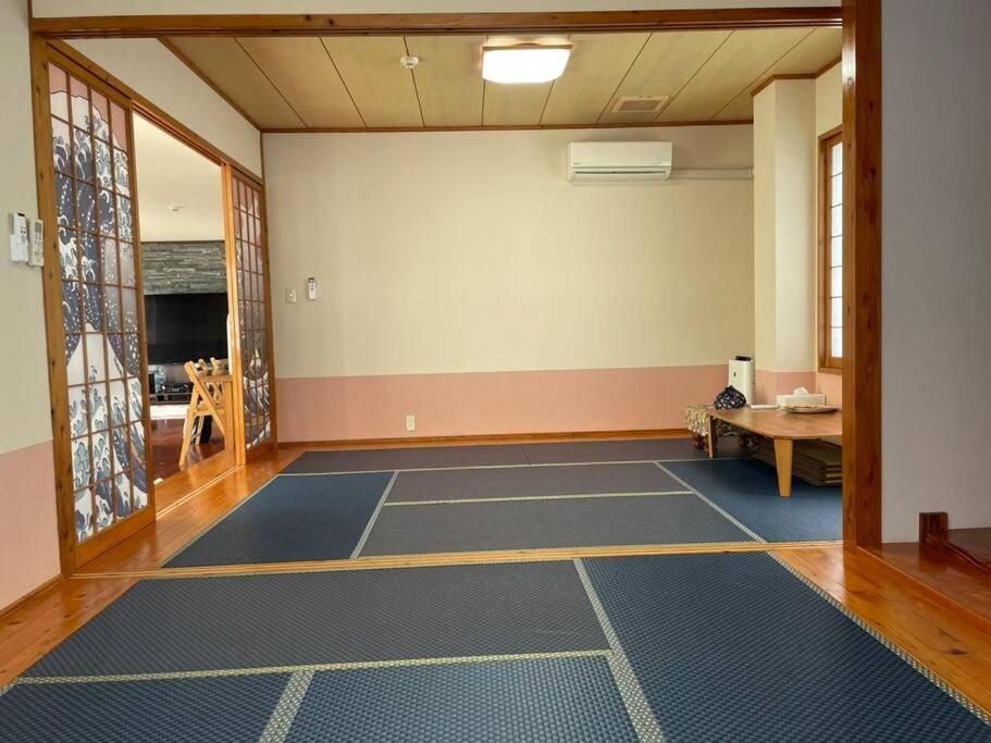 別墅 【駐車場4台！】都会の喧騒から離れ大自然に囲まれた豪邸～大石林山への観光にも最適～ *